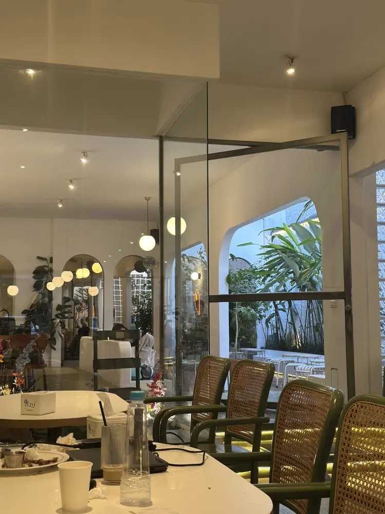 Google 4.9, tapi nunggu 1 jam? Kafe retro Bandung ini aku gas duluan buat kalian!