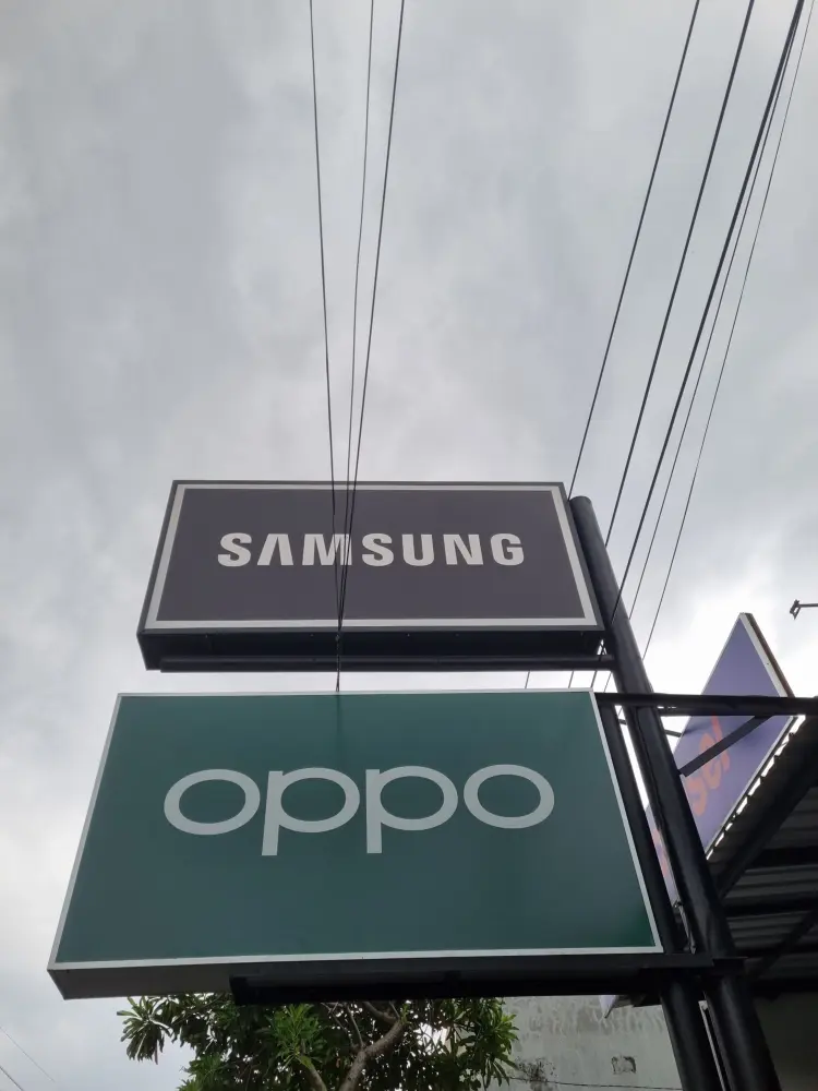 Sentra Ponsel Manukan 1