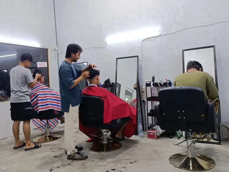 Barbershop dihalaman rumah 1