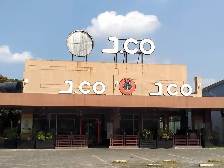 J.CO Giant Ekstra Serang 1