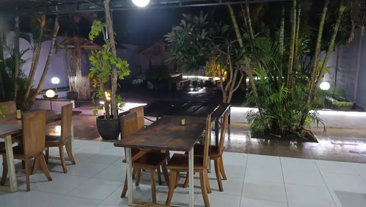 White Rose Bakery & Cafe 8