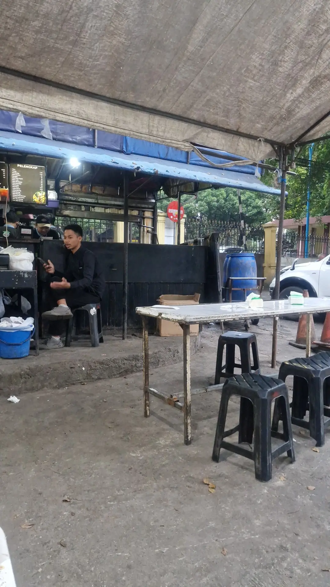 This Bandung hole-in-the-wall: Why do locals queue until midnight? 4