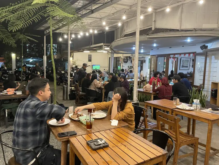 This Bandung hole-in-the-wall: Why do locals queue until midnight?