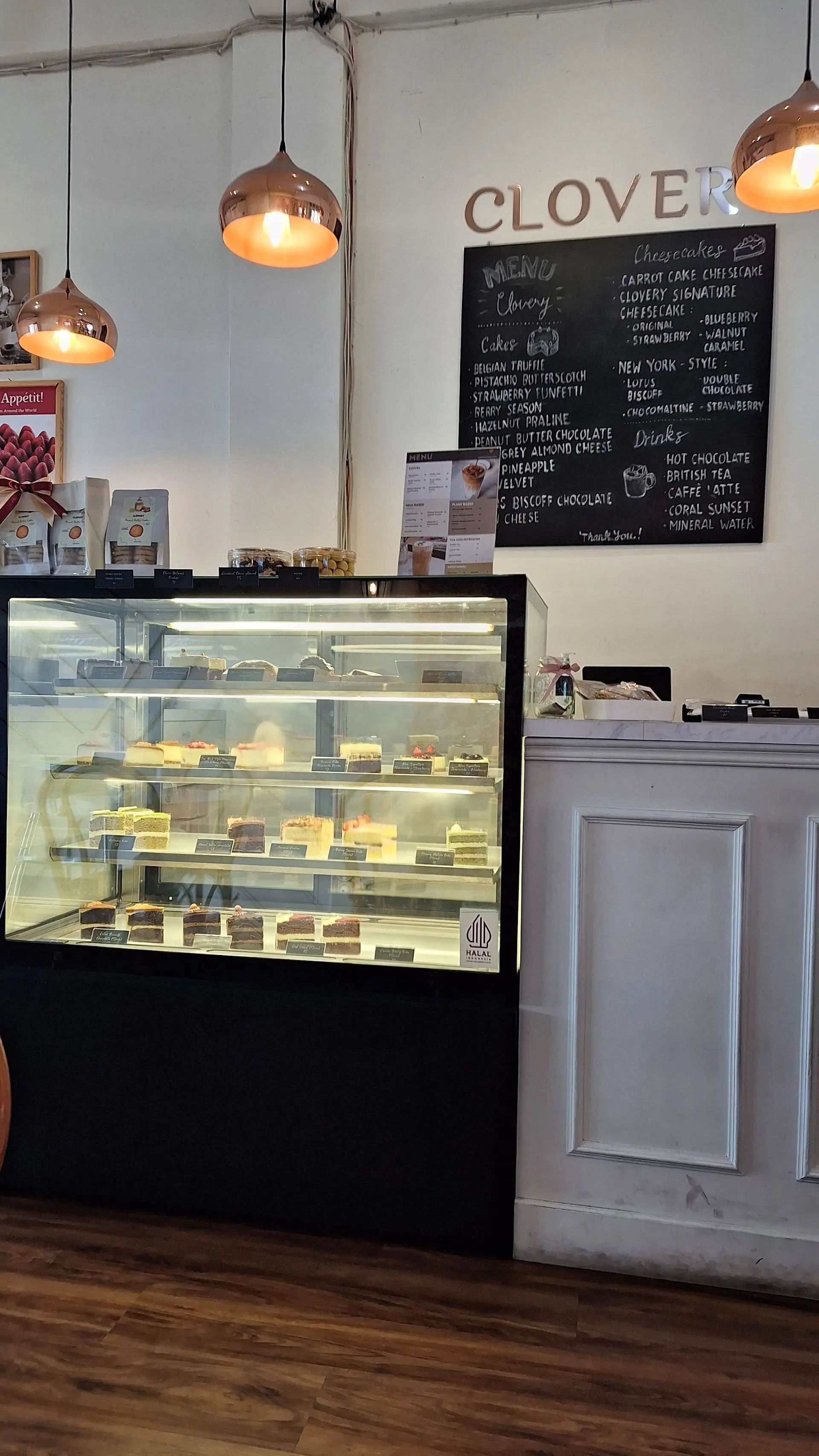 Why is this Pekanbaru cake shop always packed, even at 47k a slice? 5