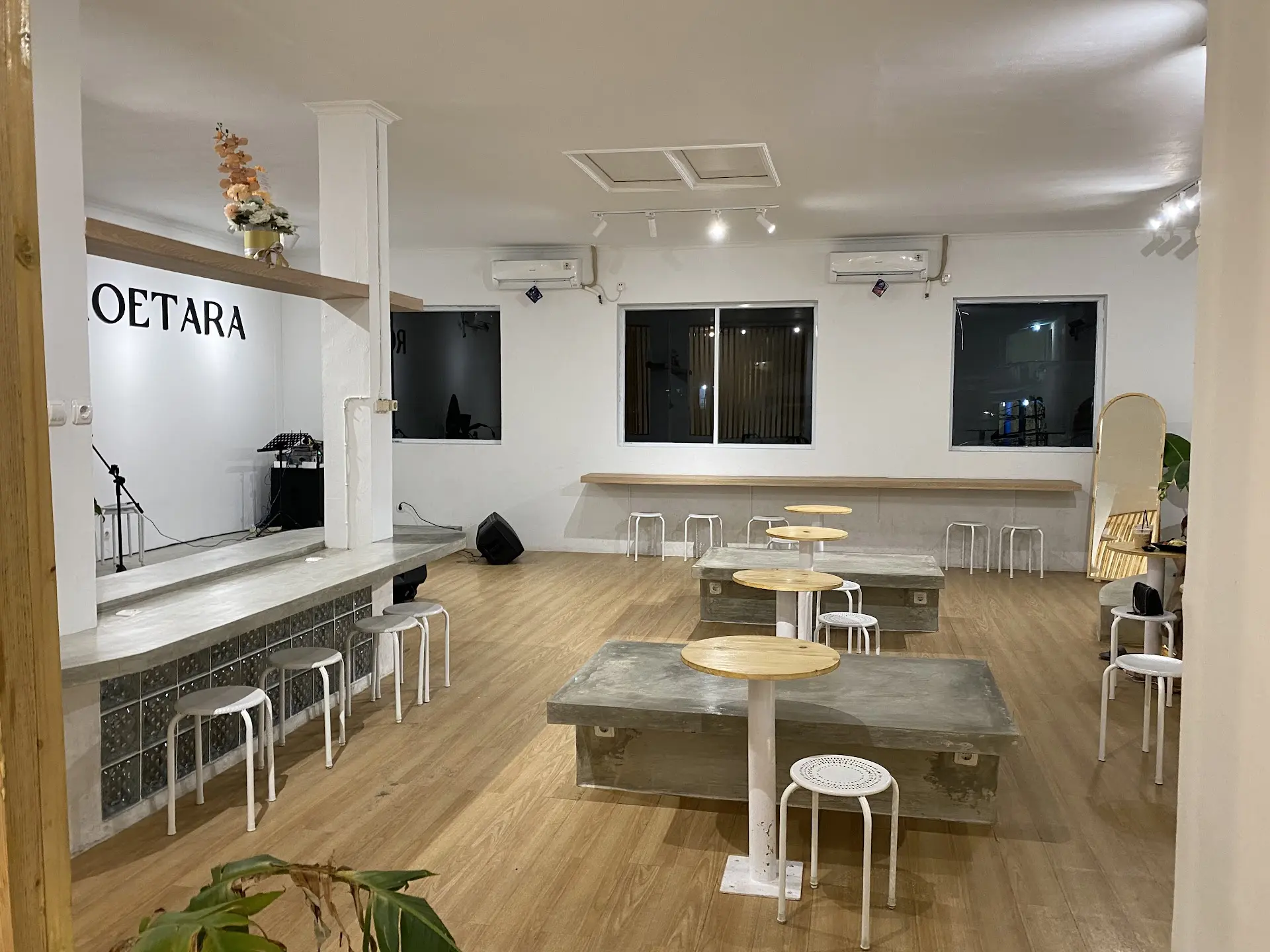 Good places in North Jakarta? This shop's coffee is Mantap, but the food is a bit Anjay… 2