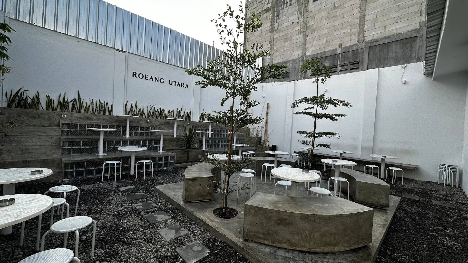 Good places in North Jakarta? This shop's coffee is Mantap, but the food is a bit Anjay… 4