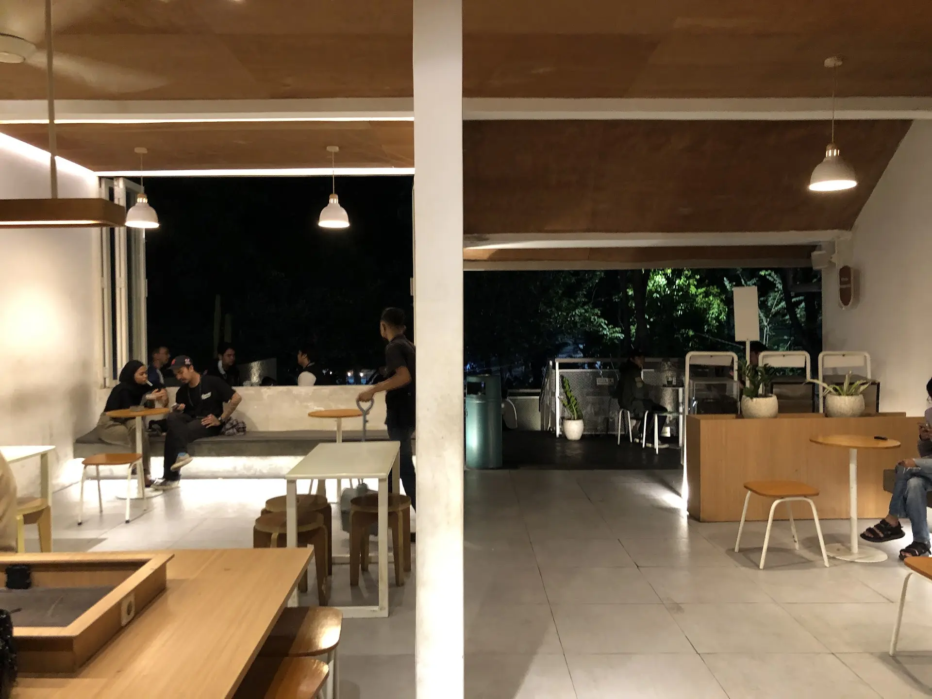 Pantesan aja anak muda Surabaya pada begadang tengah malam, ternyata pada ngumpet di sini sambil ngopi arang! 4