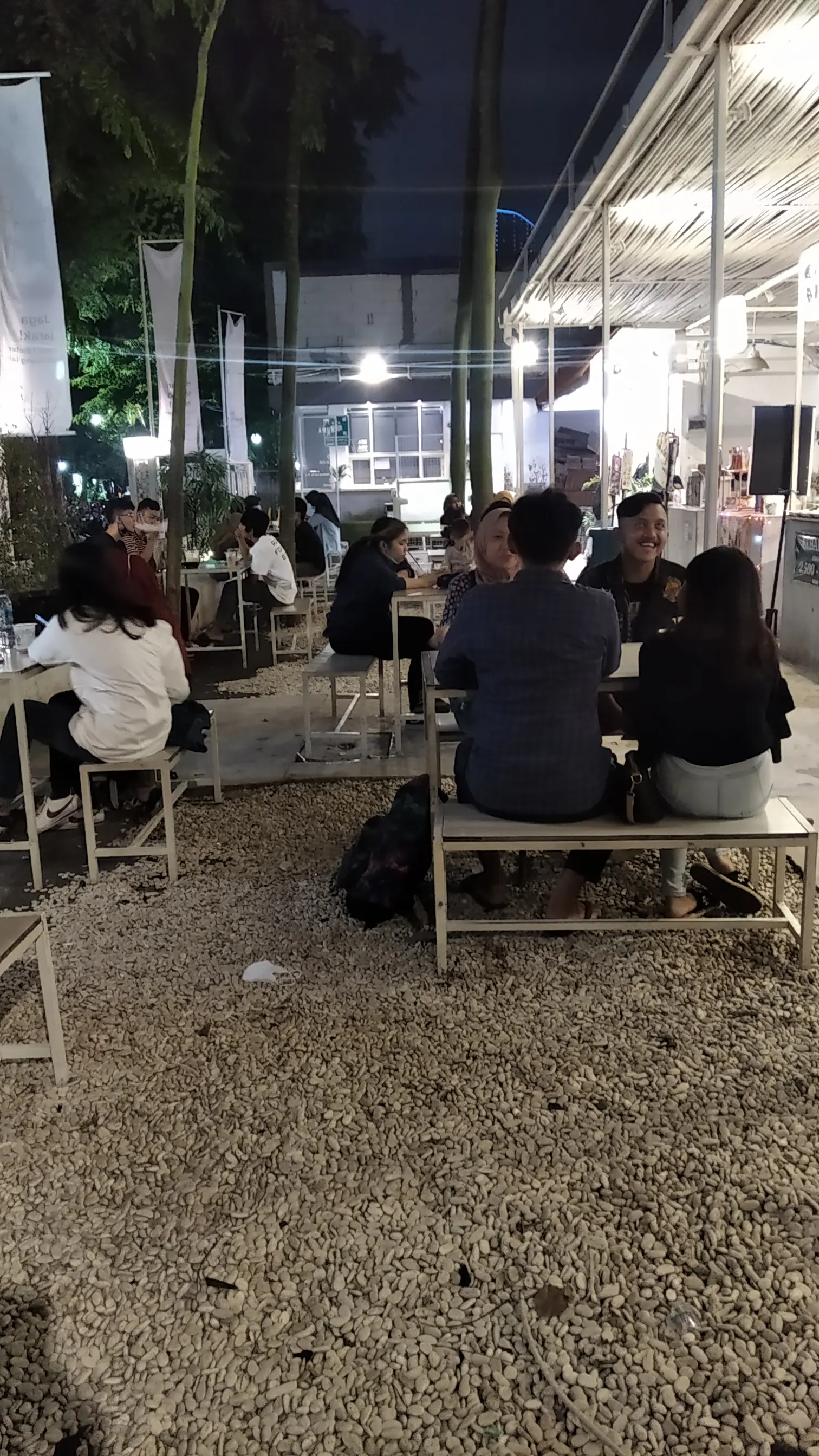 Pantesan aja anak muda Surabaya pada begadang tengah malam, ternyata pada ngumpet di sini sambil ngopi arang! 1