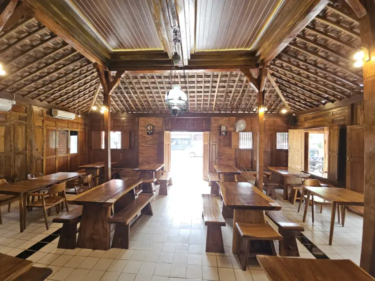 Resto & Cafe Rumah Suminten 7