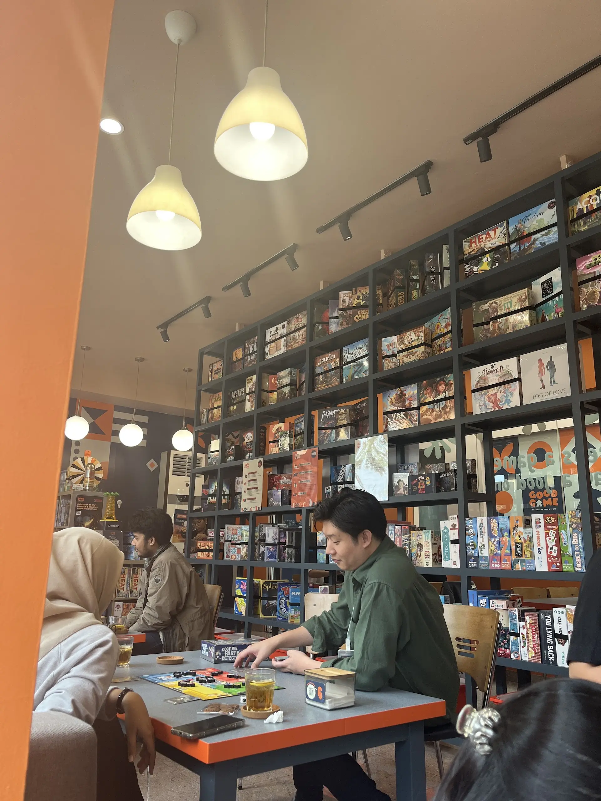 Anjay, rating 5.0 dari 2200+ review Google? Tempat nongkrong board game di Tangerang ini emang se-mantap apa sih? 2