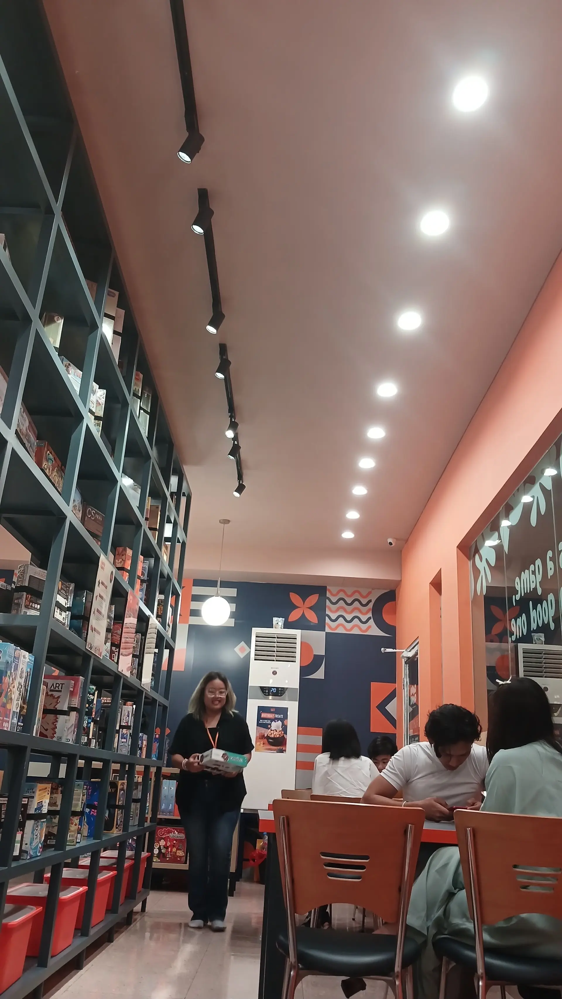 Anjay, rating 5.0 dari 2200+ review Google? Tempat nongkrong board game di Tangerang ini emang se-mantap apa sih? 3