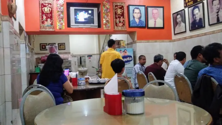 Ngopi di Makassar, berasa kayak balik ke tahun 1946.