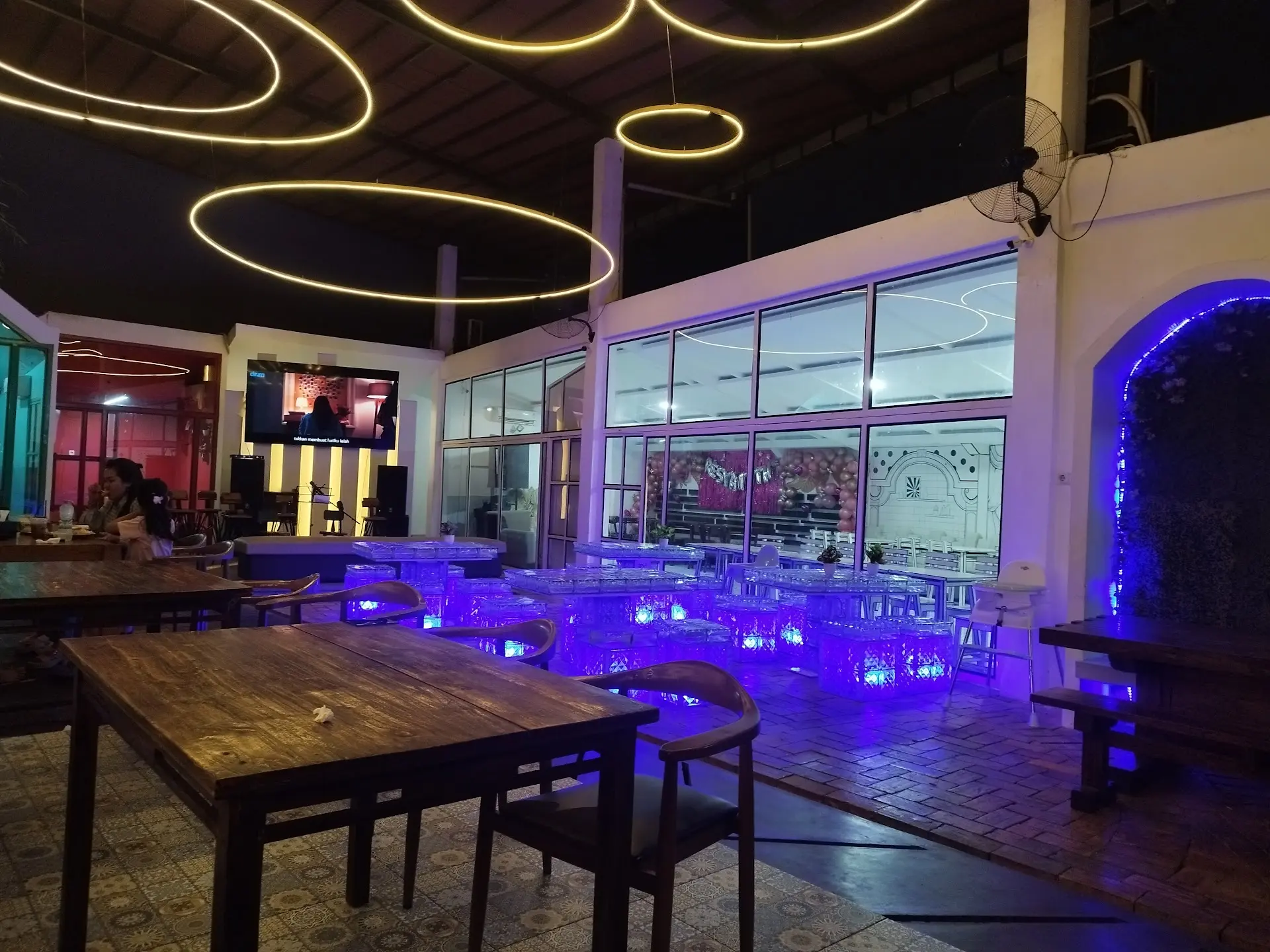 Google 4.7分,上菜2小时,巨港这家网红餐厅到底什么水平? 7