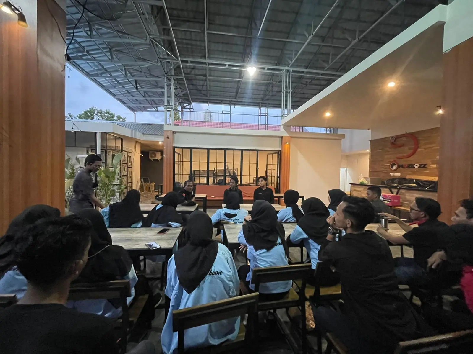 Makassar bukan cuma laut, Anjay! Kafe nostalgia kampus ini WiFi-nya Mantap buat nge-game! 🤙 5