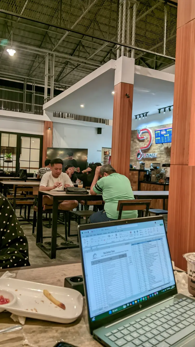 Makassar bukan cuma laut, Anjay! Kafe nostalgia kampus ini WiFi-nya Mantap buat nge-game! 🤙