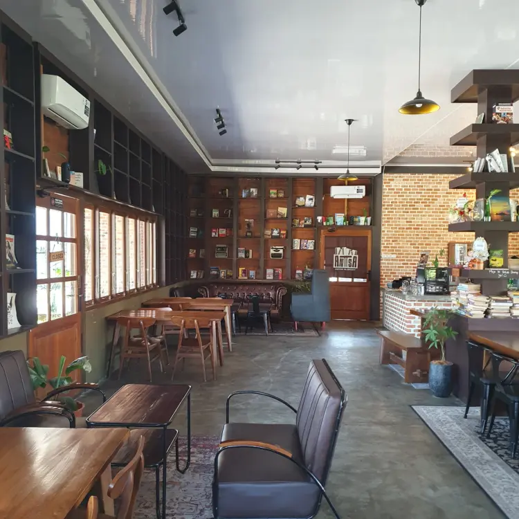 Antitesa Coffee & Library 1