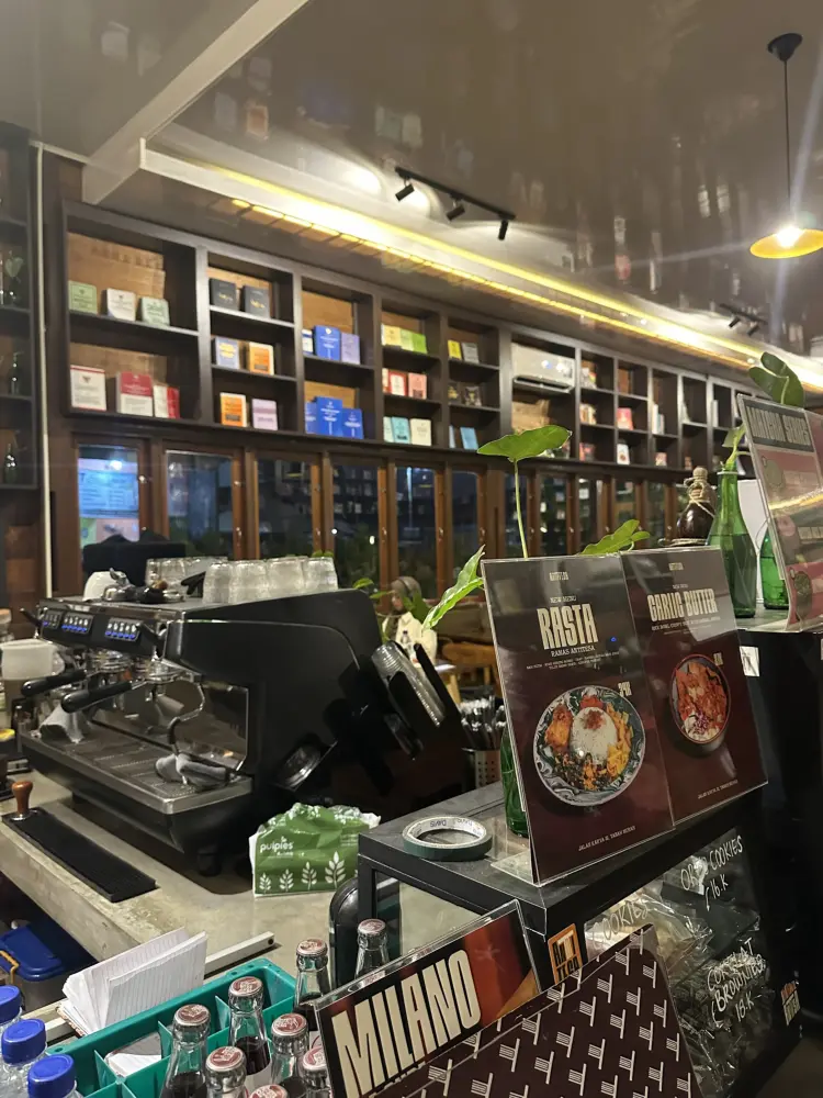 Antitesa Coffee & Library 3