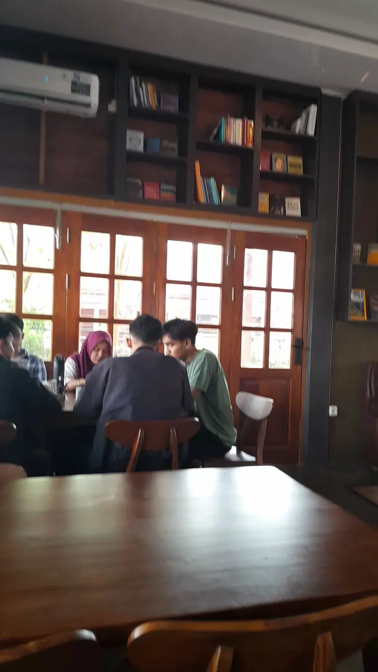 Antitesa Coffee & Library 7