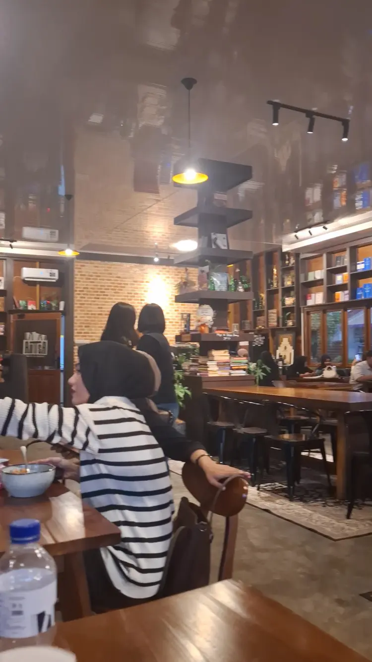 Antitesa Coffee & Library 6