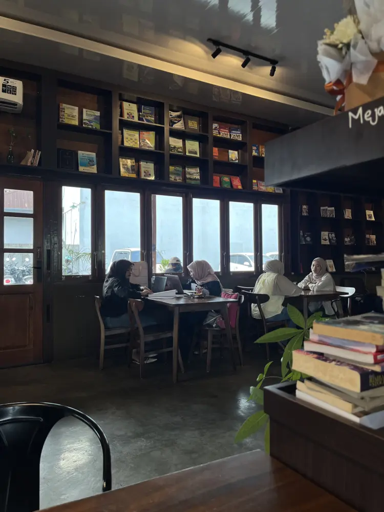 Antitesa Coffee & Library 8