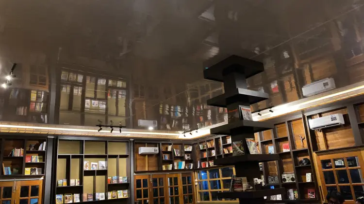 Antitesa Coffee & Library 10