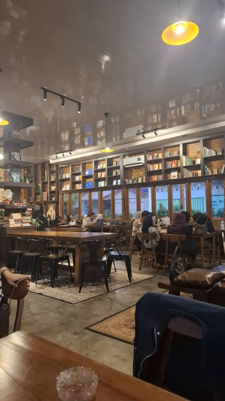 Antitesa Coffee & Library 5