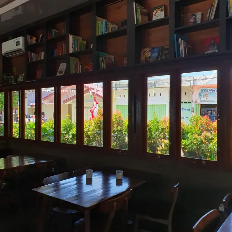 Antitesa Coffee & Library 9