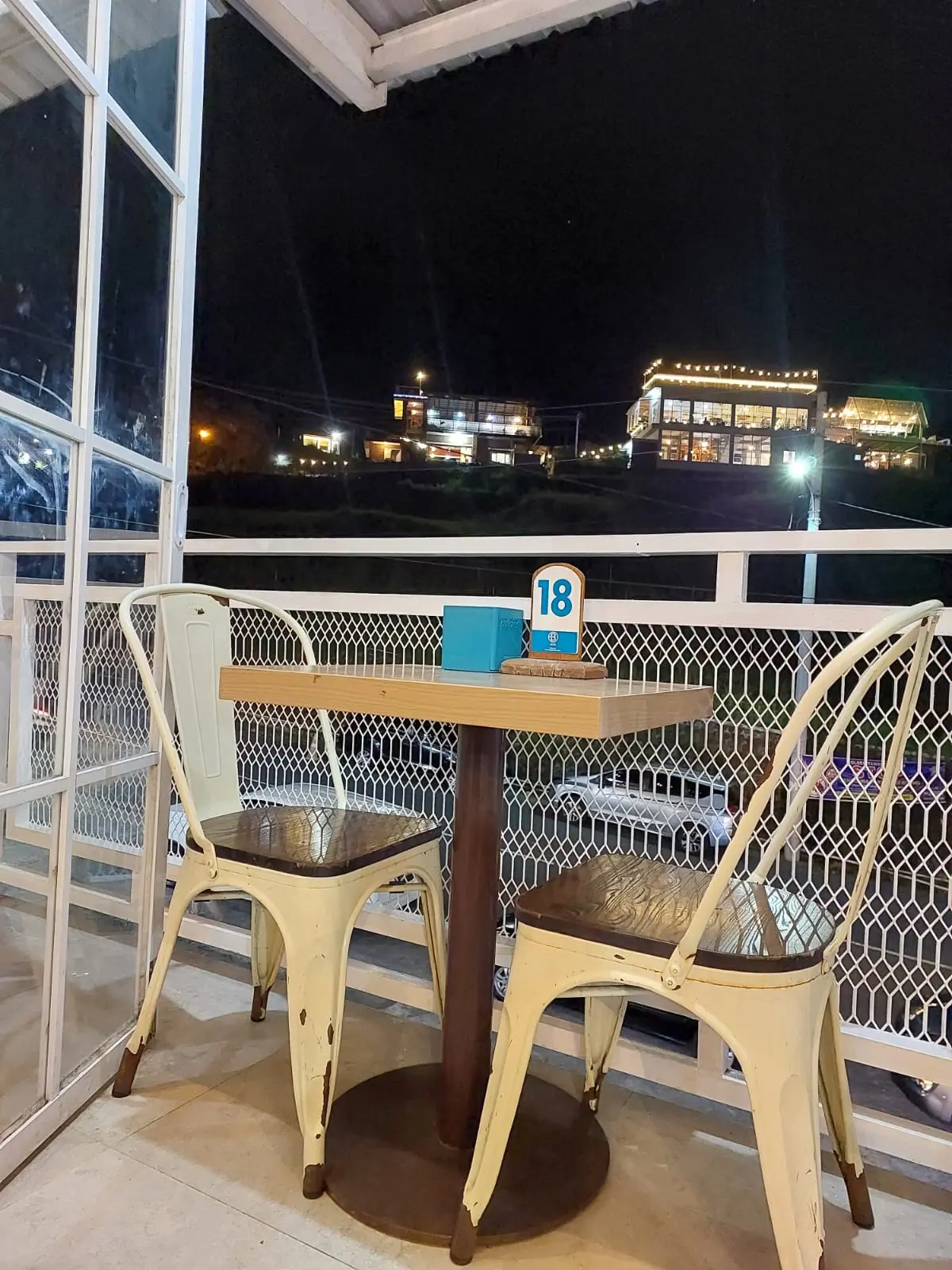 Surga `Nongkrong` buat perokok, neraka buat keluarga? `Anjay`, kafe RAKSASA di Tawangmangu ini, jadi gas atau skip nih? 5