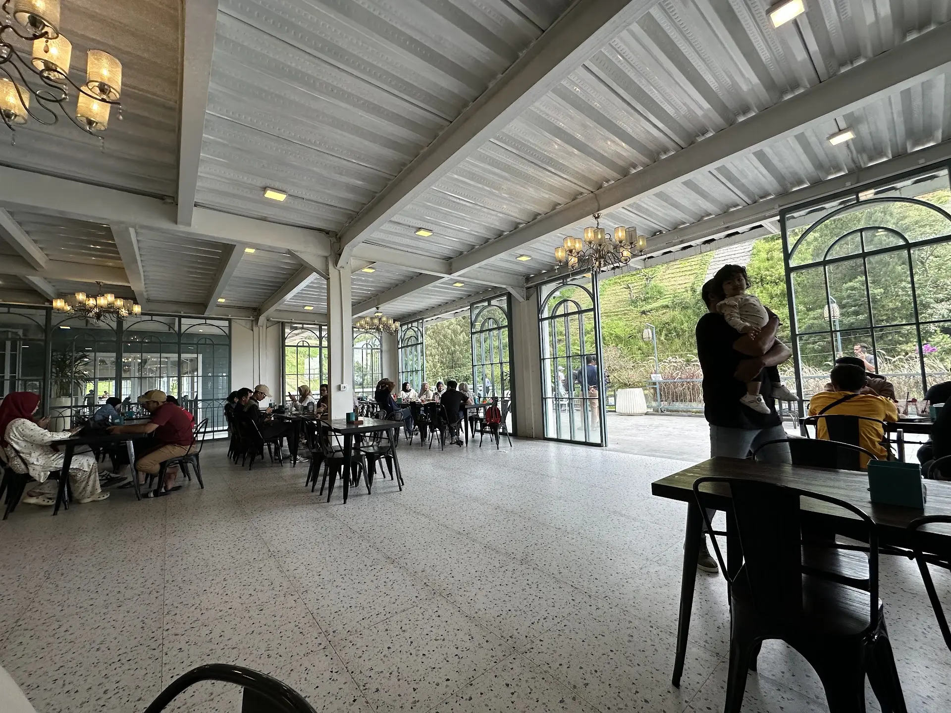 Surga `Nongkrong` buat perokok, neraka buat keluarga? `Anjay`, kafe RAKSASA di Tawangmangu ini, jadi gas atau skip nih? 3