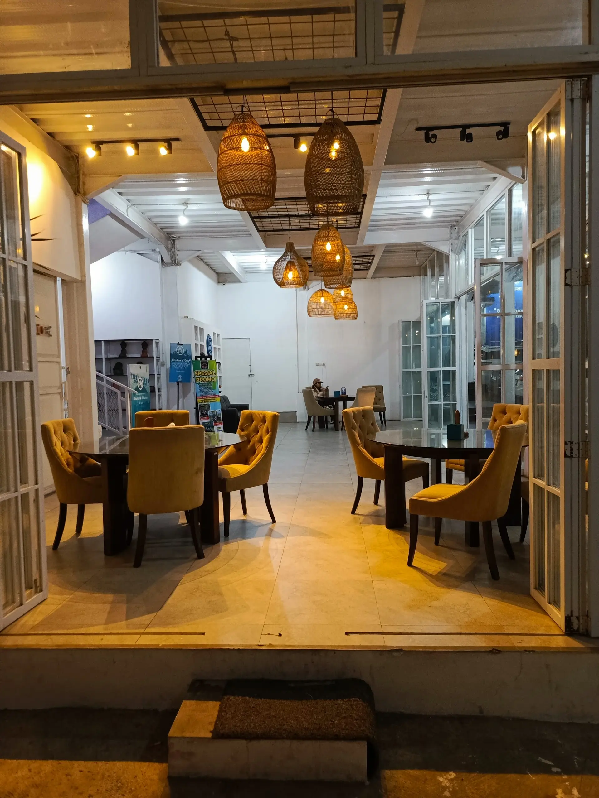 Surga `Nongkrong` buat perokok, neraka buat keluarga? `Anjay`, kafe RAKSASA di Tawangmangu ini, jadi gas atau skip nih? 4