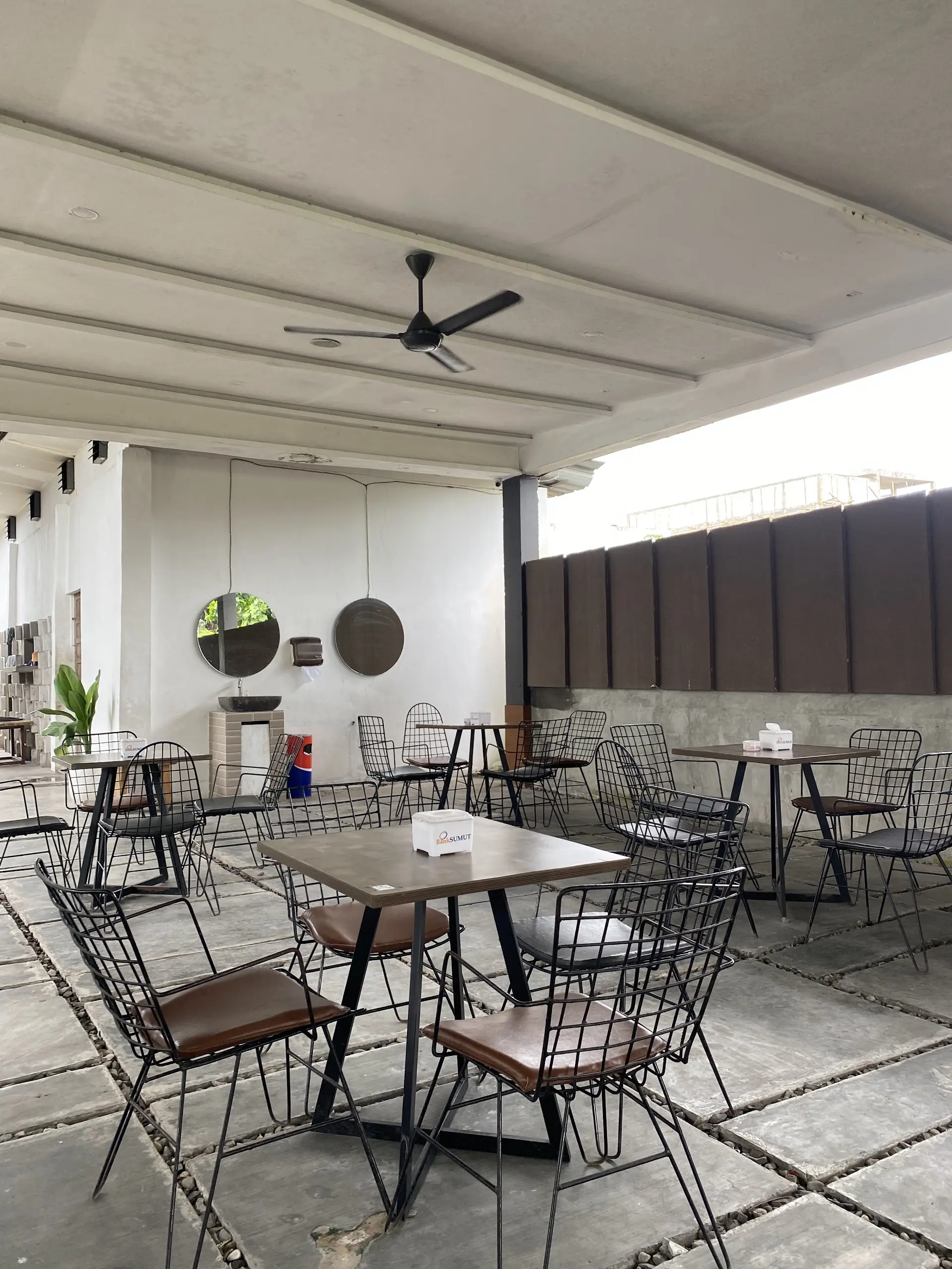 Perfect vibe, but the food & service are a total mystery box? I'm rushing to this new spot in Medan 1