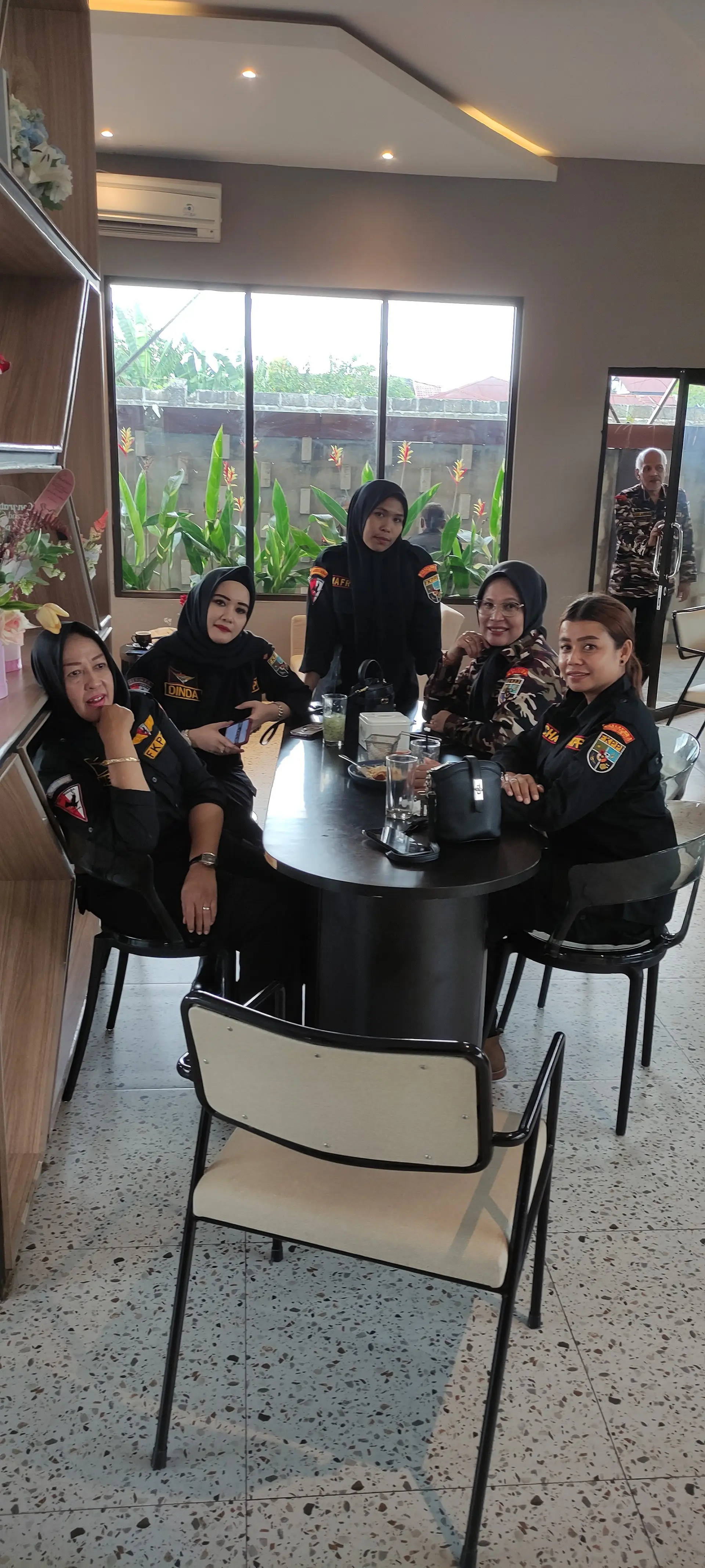 Perfect vibe, but the food & service are a total mystery box? I'm rushing to this new spot in Medan 4