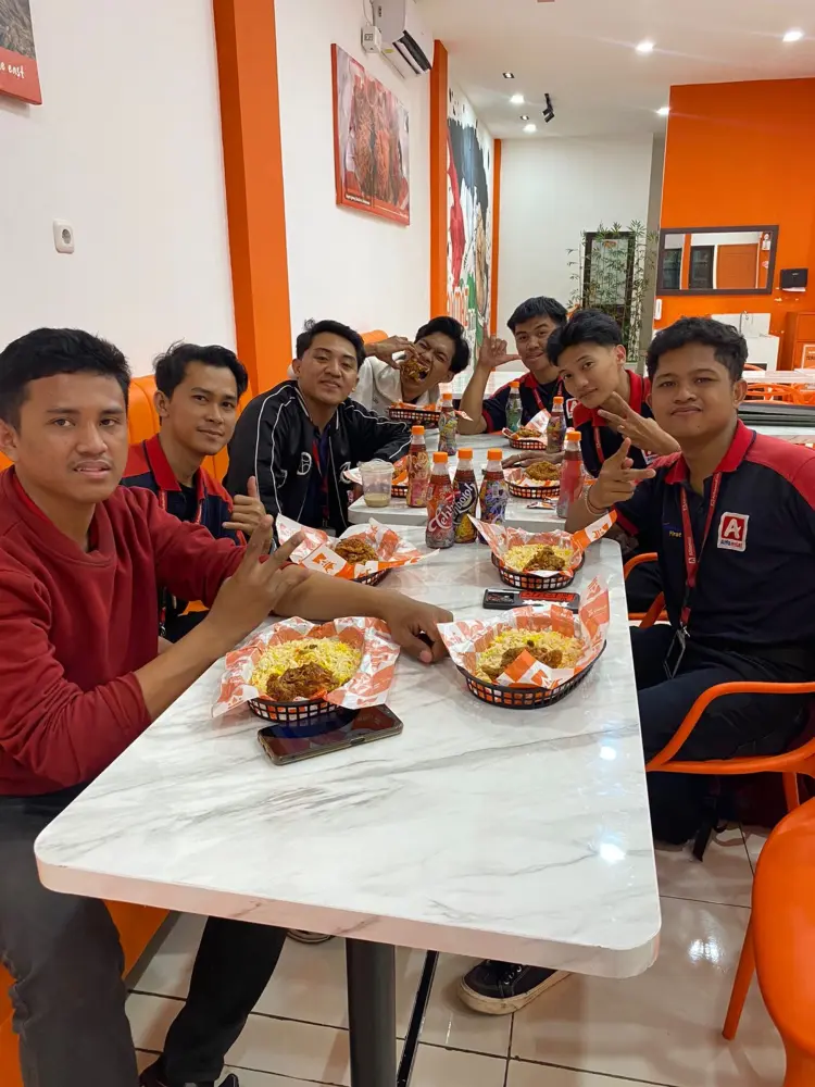 Geng Ortu Makassar, merapat! Nemu nih kedai ayam goreng yang bikin si kecil auto jadi jagoan makan