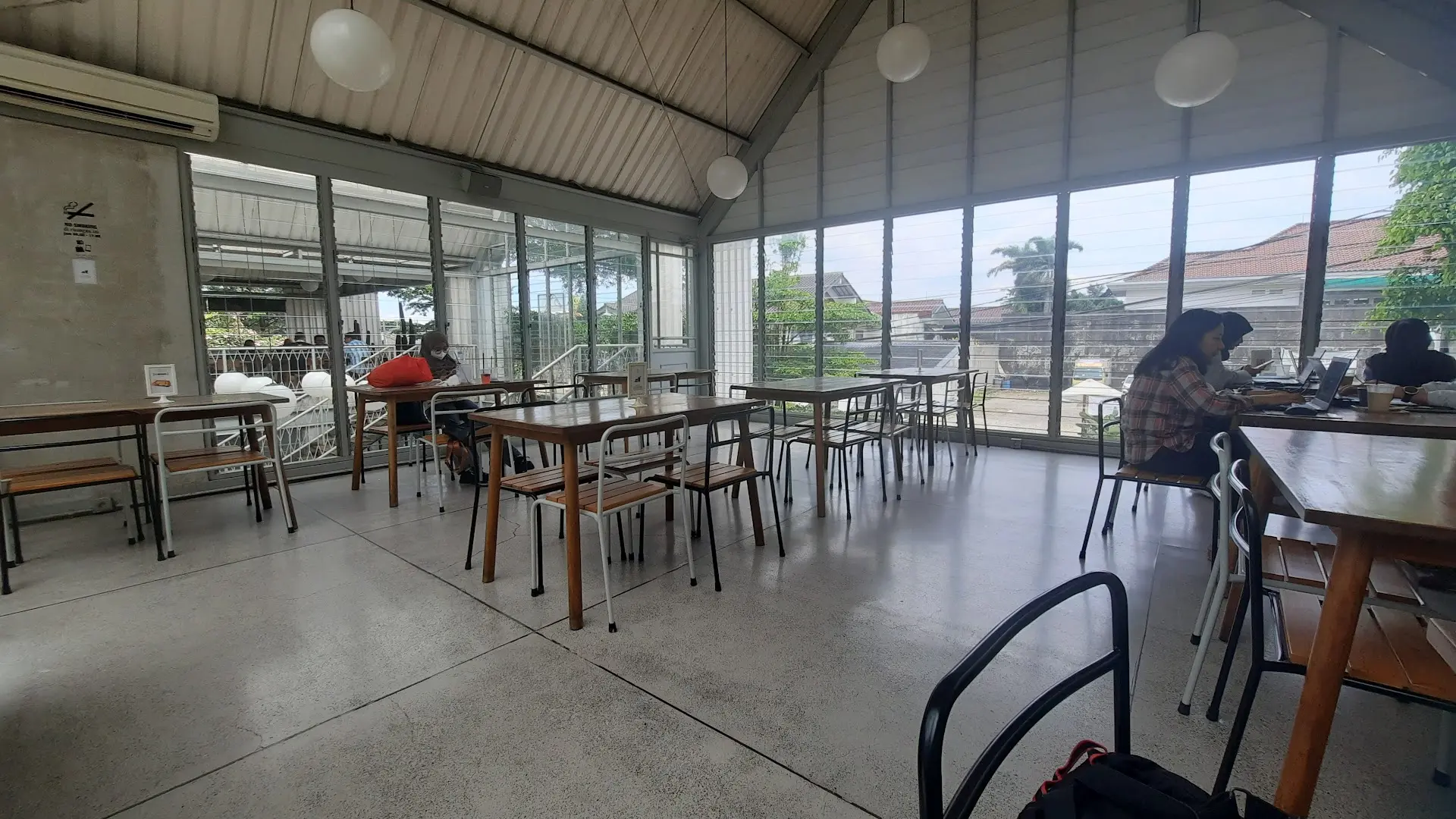 Makan Warteg 17k, tapi rumah kaca viral di Bogor ini cuma Mantap buat foto-foto doang. 1