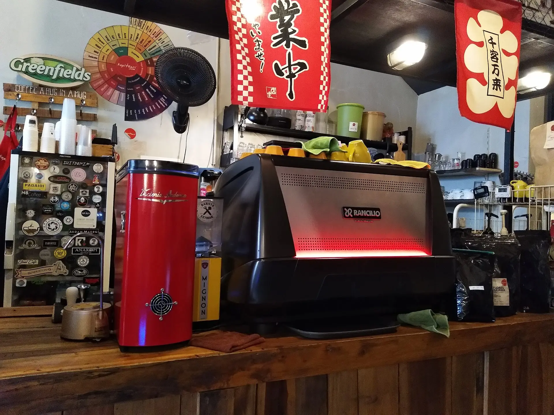 Anjay, kedai kopi 10 tahun ada Q-Grader-nya, tapi es kopi signature-nya manisnya sampe bikin ragu sama hidup?! 🤯 2