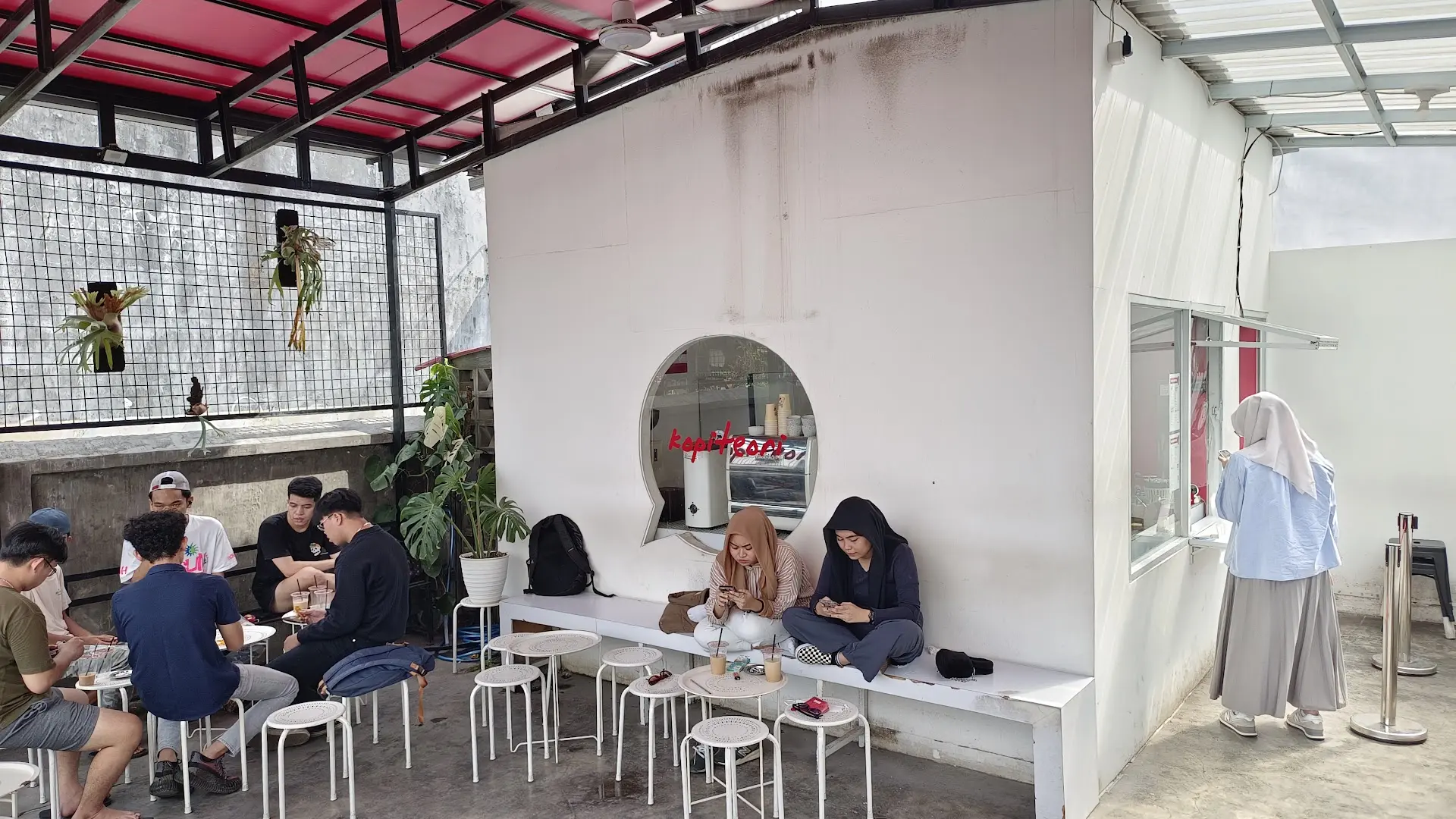 Anjay, kedai kopi 10 tahun ada Q-Grader-nya, tapi es kopi signature-nya manisnya sampe bikin ragu sama hidup?! 🤯 3