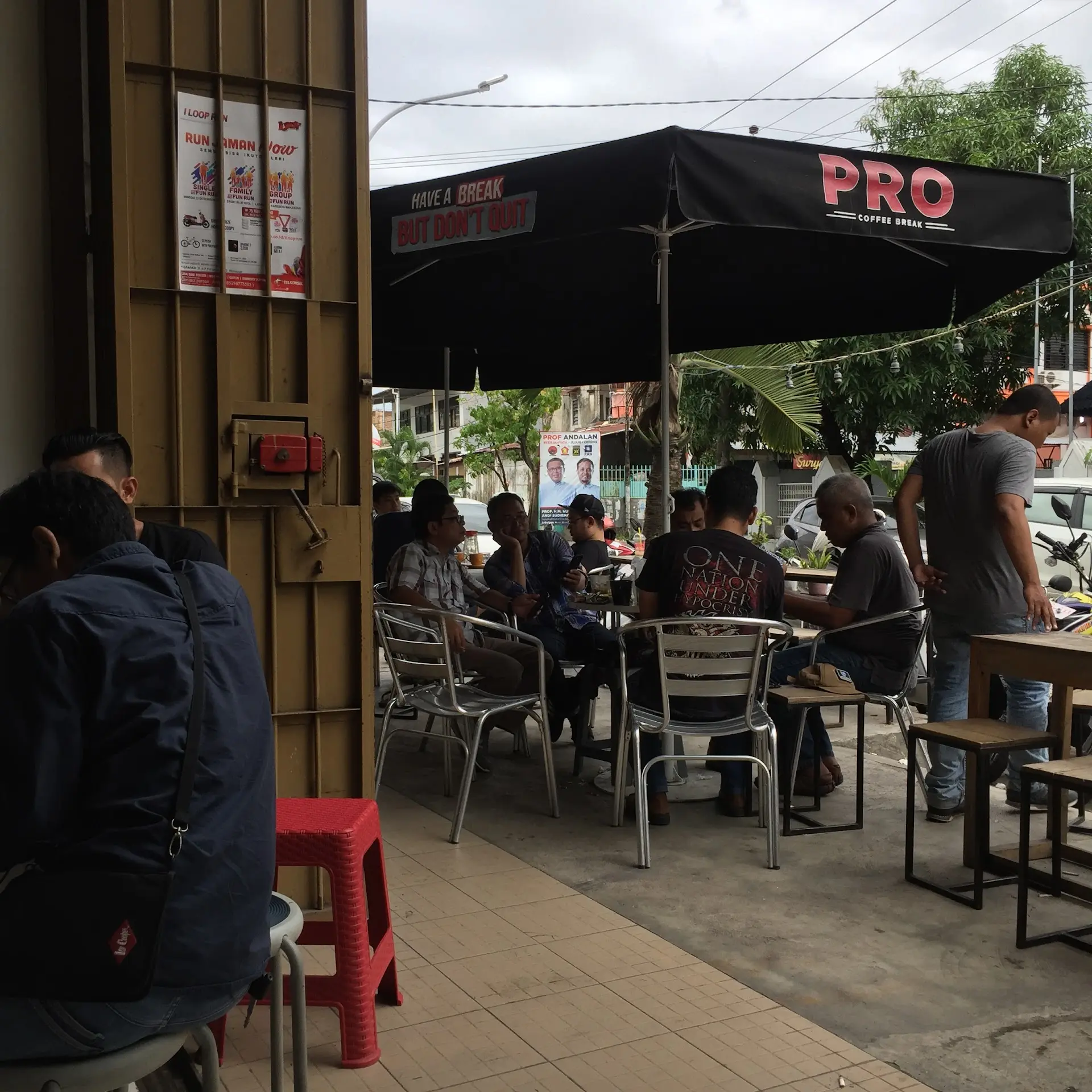 Anjay, kedai kopi 10 tahun ada Q-Grader-nya, tapi es kopi signature-nya manisnya sampe bikin ragu sama hidup?! 🤯 6