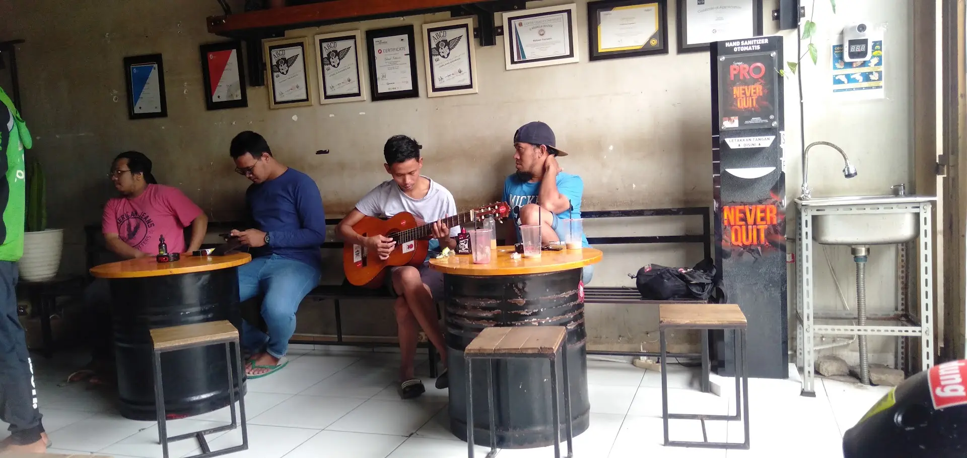 Anjay, kedai kopi 10 tahun ada Q-Grader-nya, tapi es kopi signature-nya manisnya sampe bikin ragu sama hidup?! 🤯 4