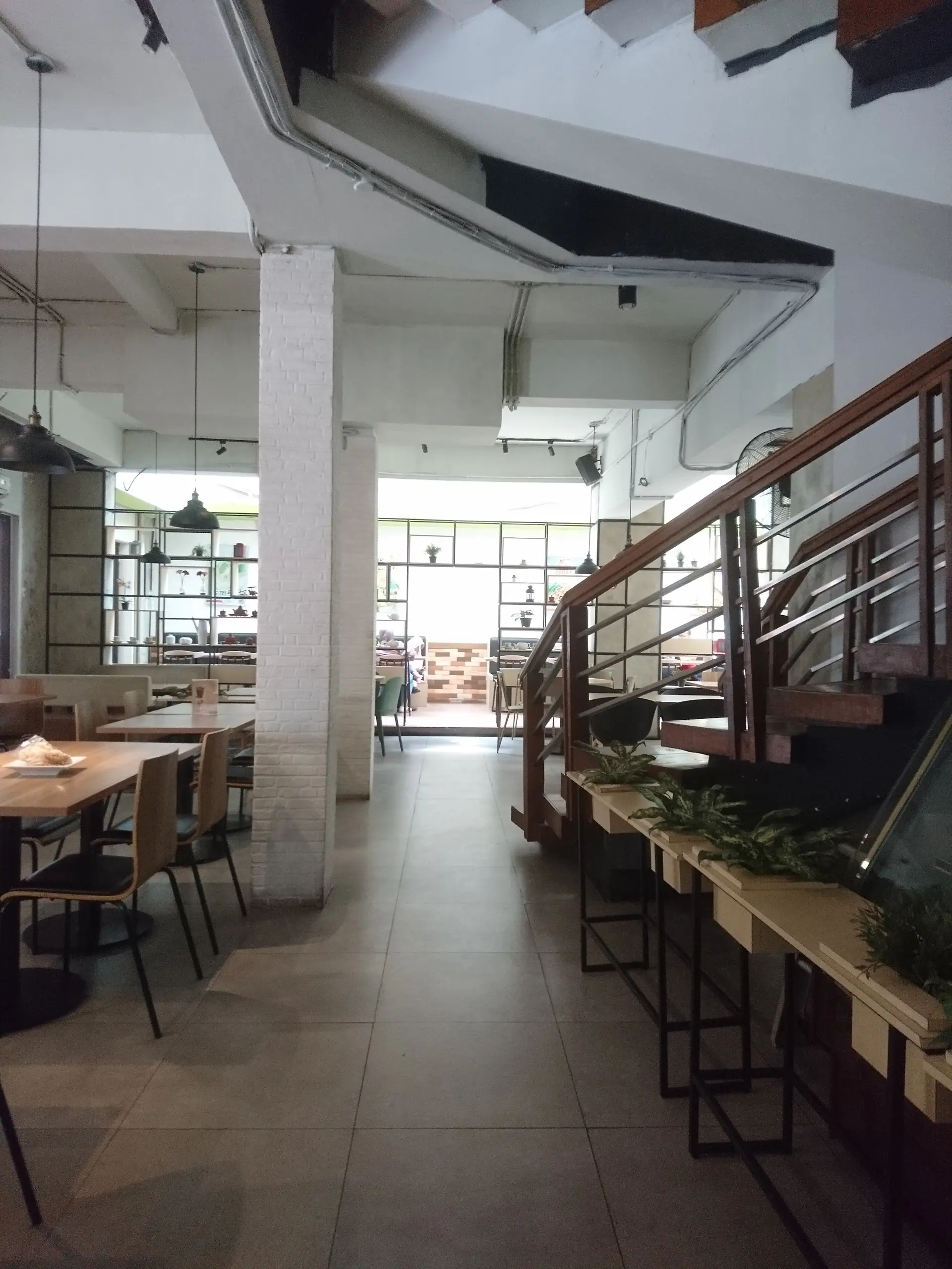 Stop saying Es Teler 77 is basic! I'm half-praising, half-roasting this industrial-style branch in South Jakarta. 1