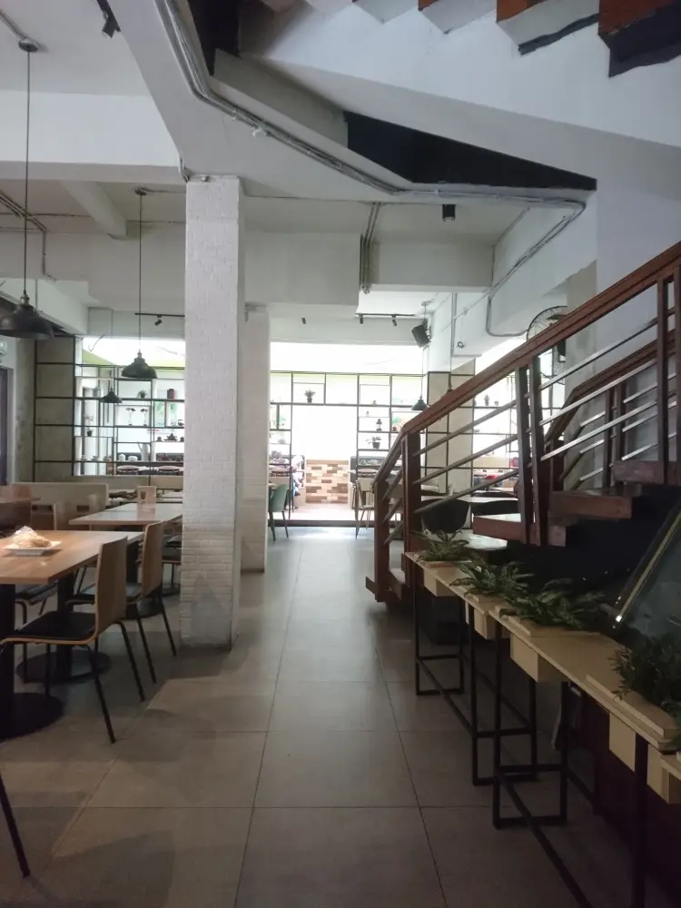 Stop saying Es Teler 77 is basic! I'm half-praising, half-roasting this industrial-style branch in South Jakarta.