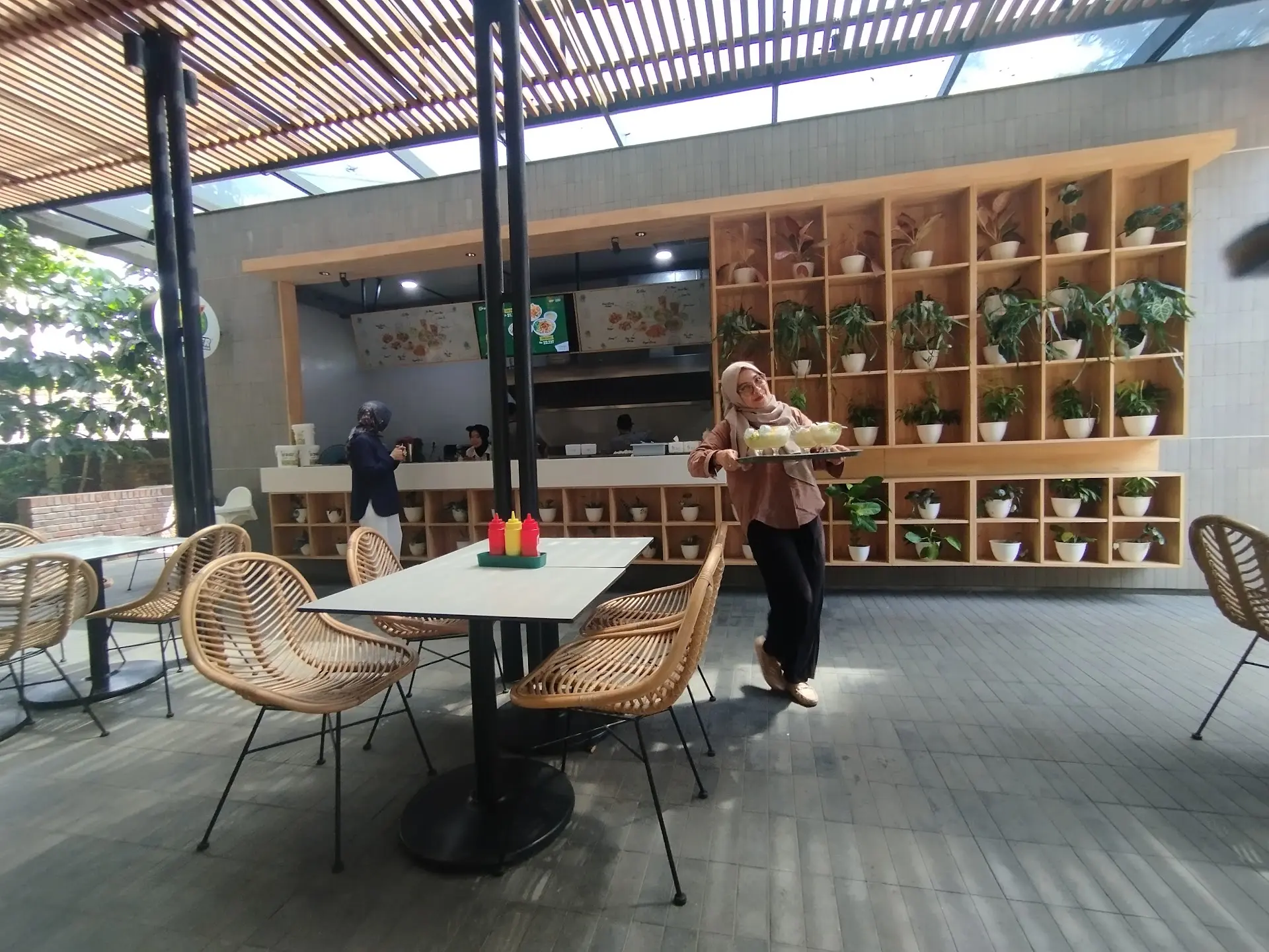 Stop saying Es Teler 77 is basic! I'm half-praising, half-roasting this industrial-style branch in South Jakarta. 6