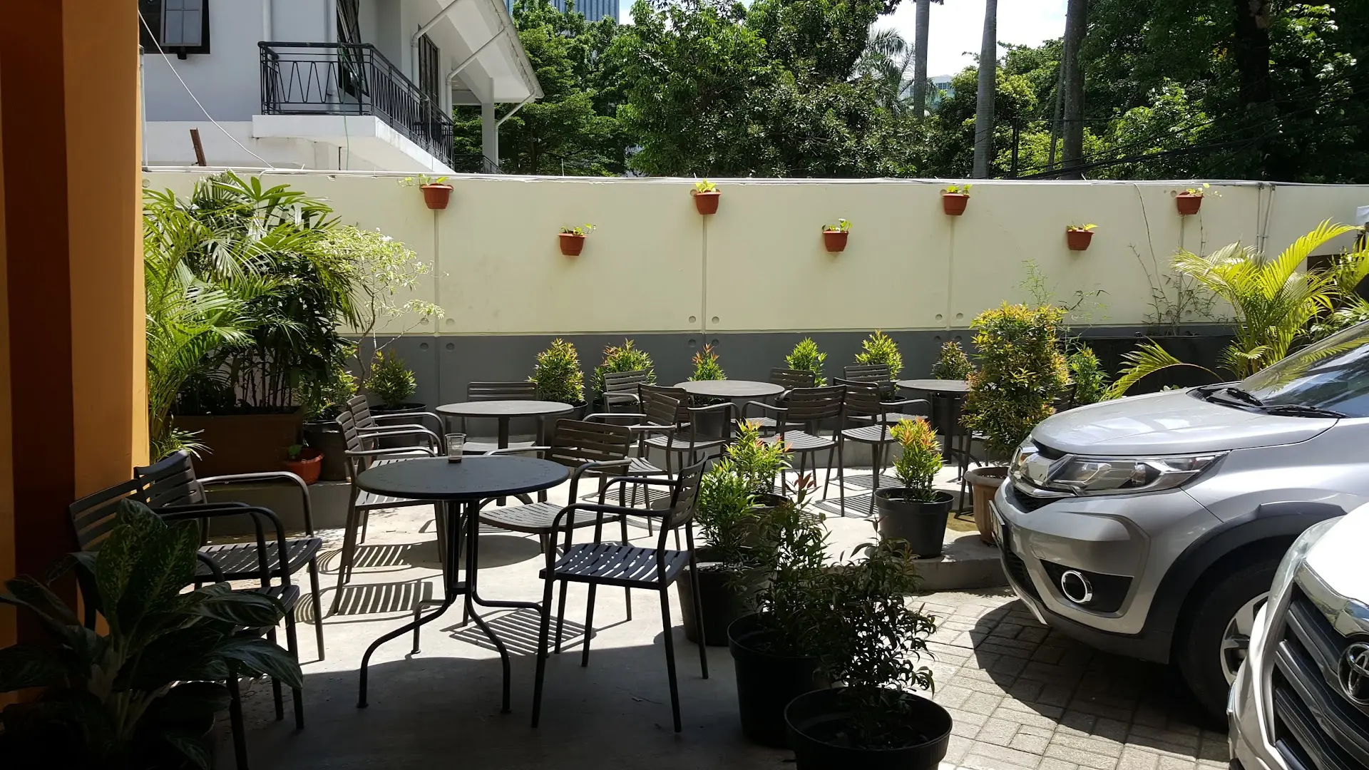 Stop saying Es Teler 77 is basic! I'm half-praising, half-roasting this industrial-style branch in South Jakarta. 5