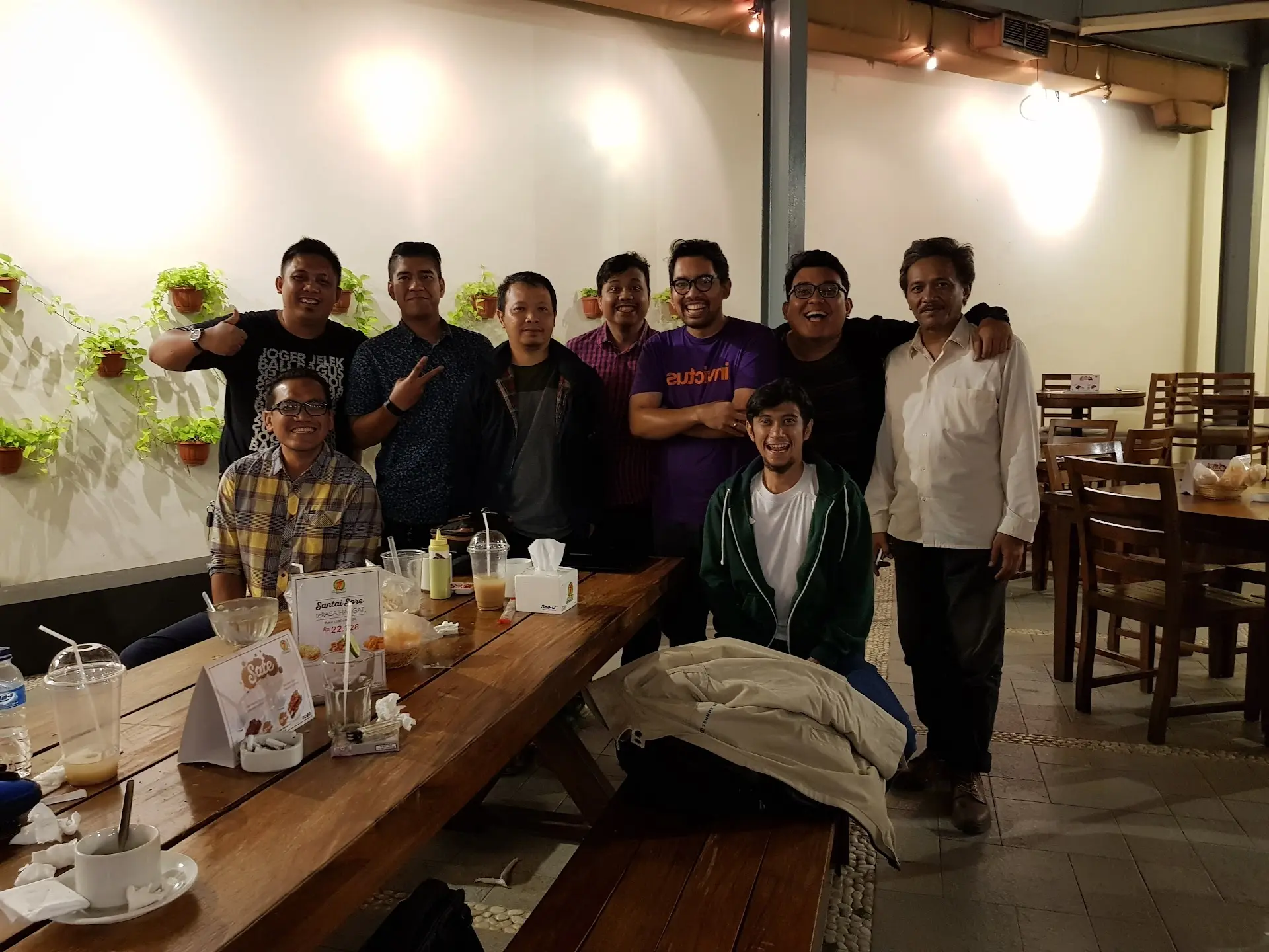 Stop saying Es Teler 77 is basic! I'm half-praising, half-roasting this industrial-style branch in South Jakarta. 3