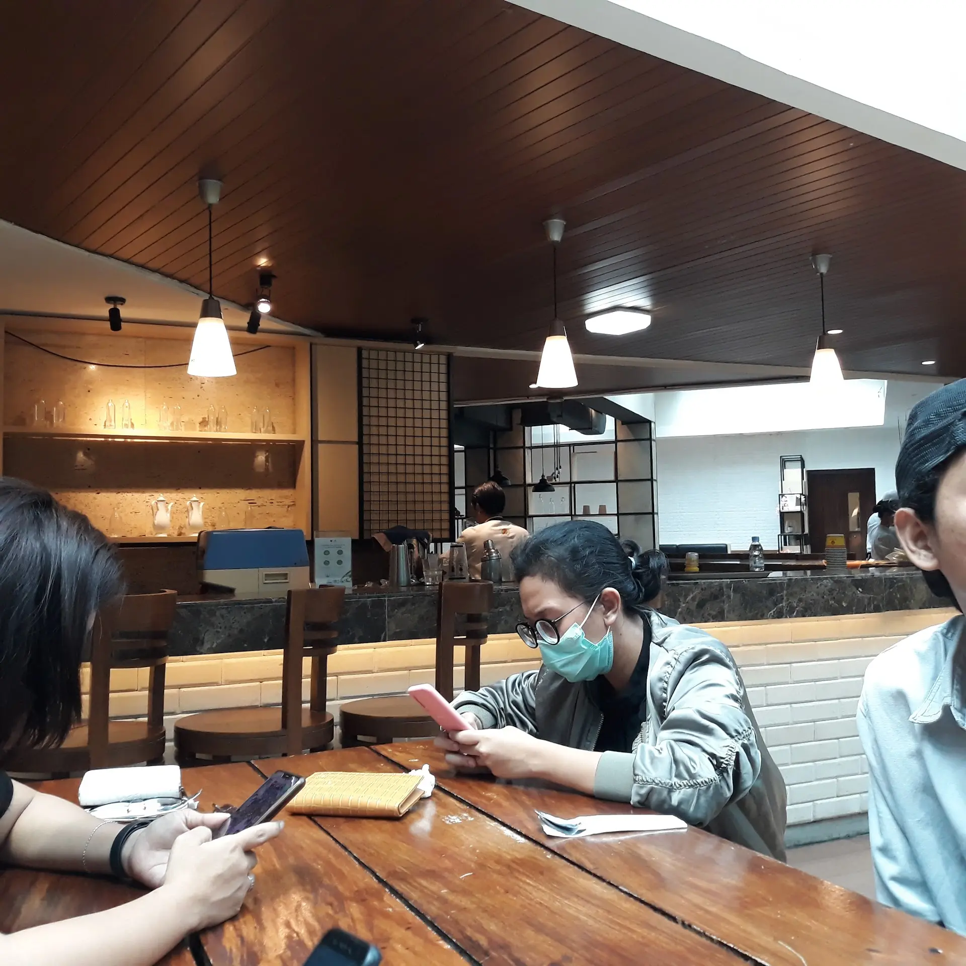 Stop saying Es Teler 77 is basic! I'm half-praising, half-roasting this industrial-style branch in South Jakarta. 8