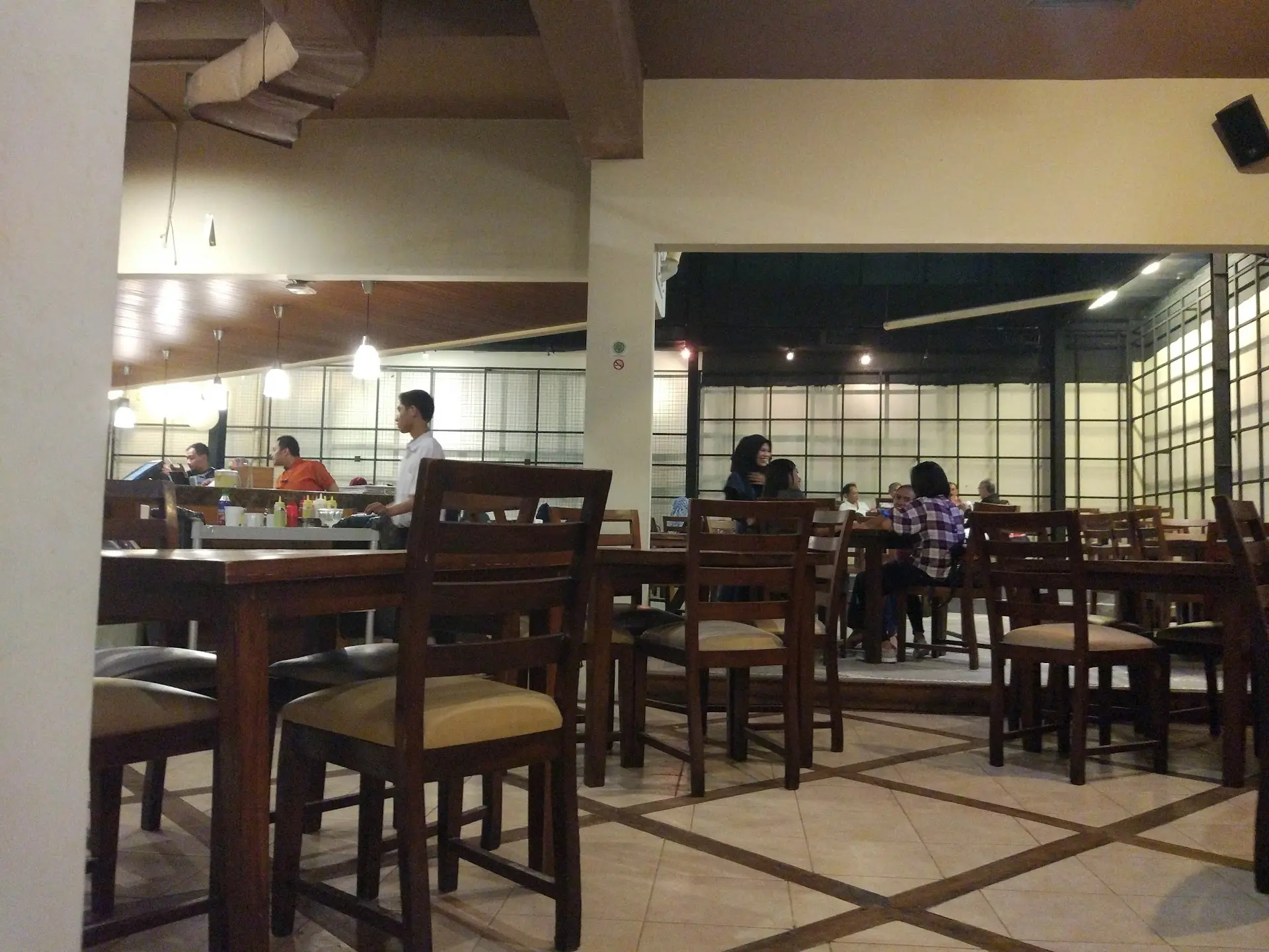 Stop saying Es Teler 77 is basic! I'm half-praising, half-roasting this industrial-style branch in South Jakarta. 7