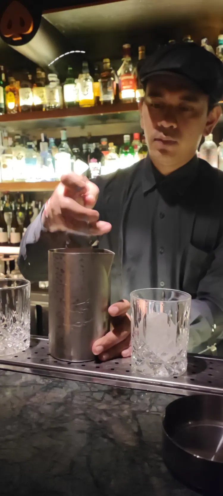 Minumannya sih mantap, tapi buat para cewek, mending pikir dua kali deh buat ke The Shady Pig…