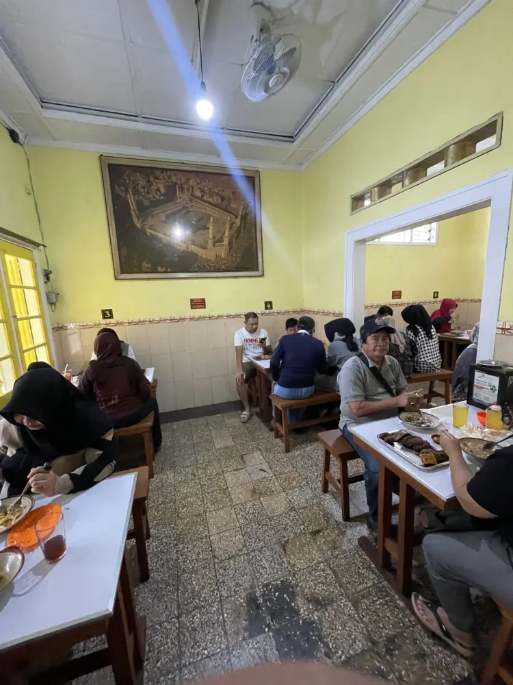 Warung Soto dan Rawon Kiroman (Mak Cem) 10