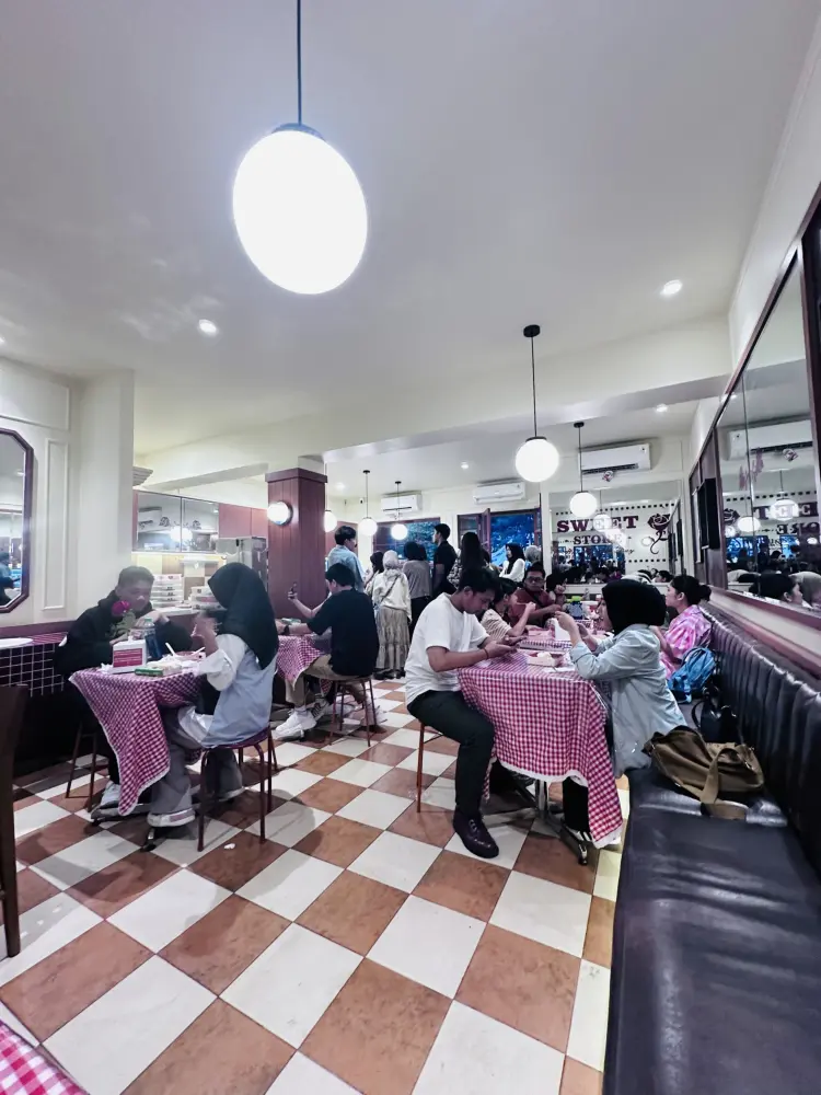 FUDGYBRO BLOK M at Melawai Raya 6