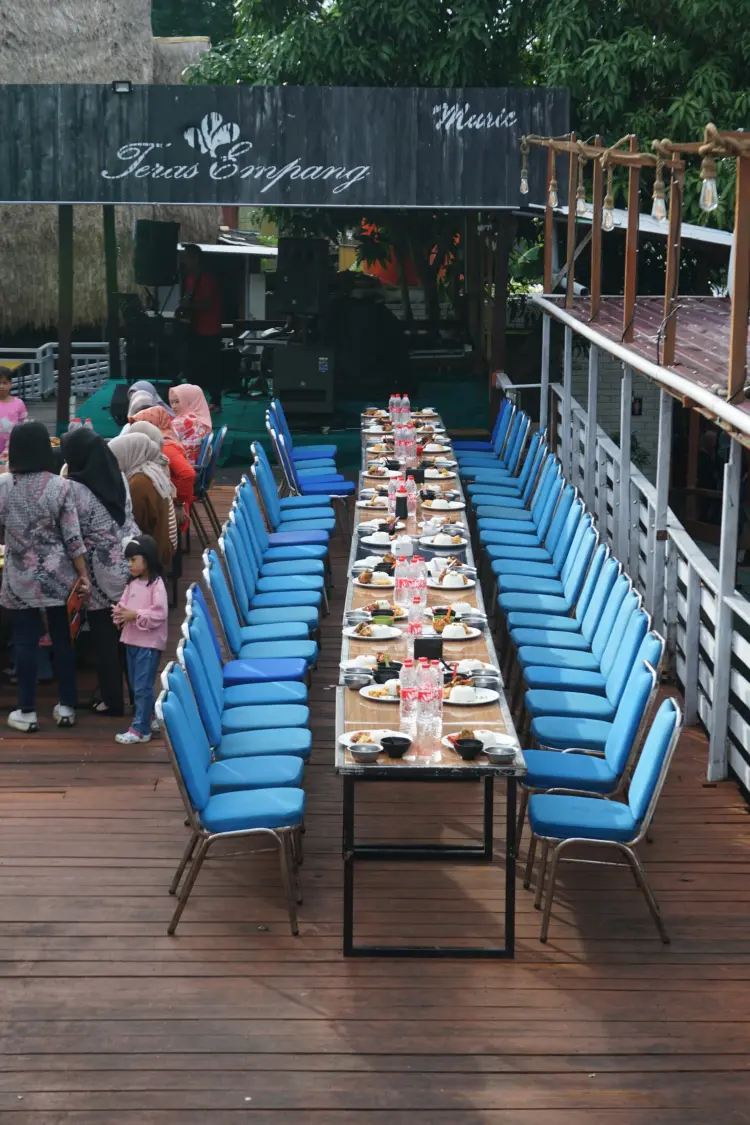 Cafe & Resto Teras Empang 7