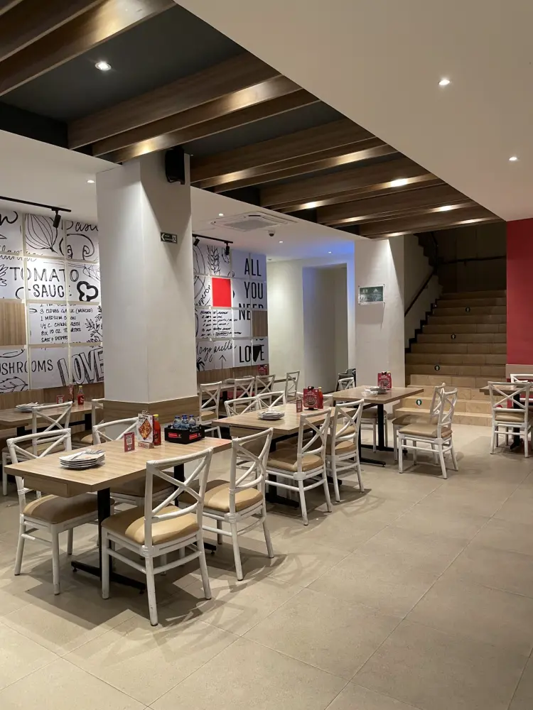 Pizza Hut Restoran 4